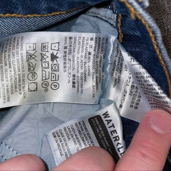 Levi’s Women’s Wedgie Straight Fit Jean Below The Belt Medium Wash Raw Hem - Picture 8 of 8